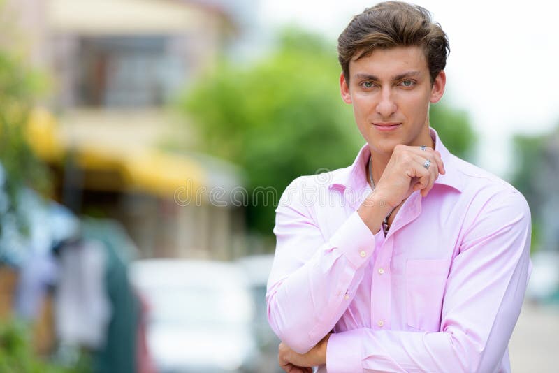 Retrato del hombre de negocios hermoso joven que piensa al aire libre imágenes de archivo libres de regalías Retrato del hombre de negocios hermoso joven que piensa al aire libre imágenes de archivo libres de regalías