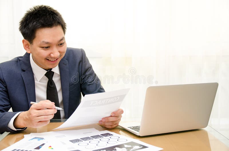Retrato del hombre de negocios joven alegre que trabaja en el ordenador portátil en la oficina creativa foto de archivo Retrato del hombre de negocios joven alegre que trabaja en el ordenador portátil en la oficina creativa foto de archivo