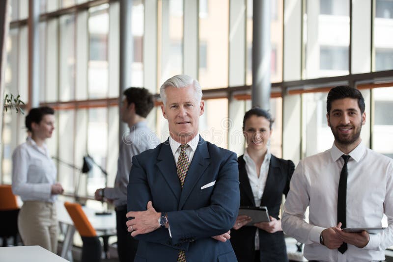 Retrato del hombre de negocios mayor como líder con el grupo de personas i imagenes de archivo Retrato del hombre de negocios mayor como líder con el grupo de personas i imagenes de archivo