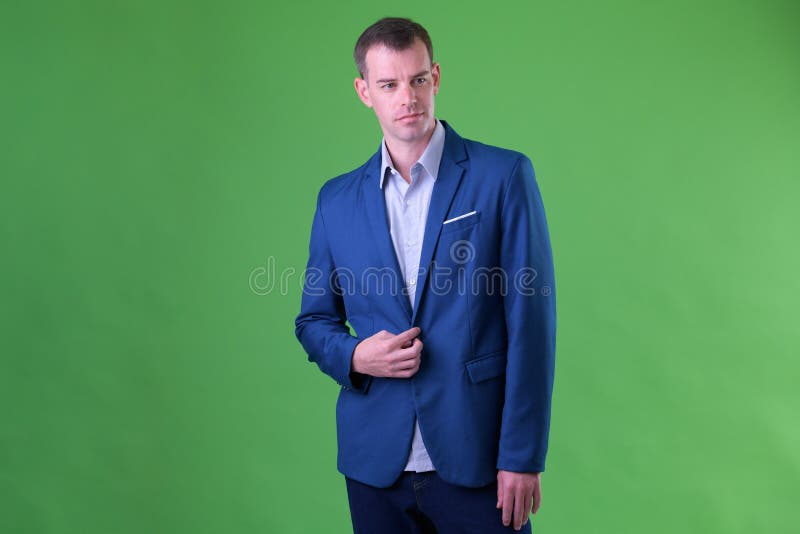 Retrato del hombre de negocios que lleva el traje azul que mira la cámara fotografía de archivo Retrato del hombre de negocios que lleva el traje azul que mira la cámara fotografía de archivo