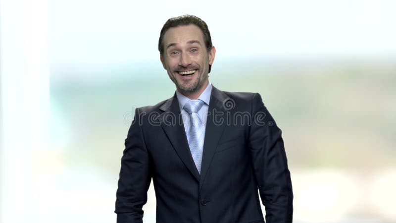 Retrato del hombre de negocios de risa alegre almacen de metraje de vídeo