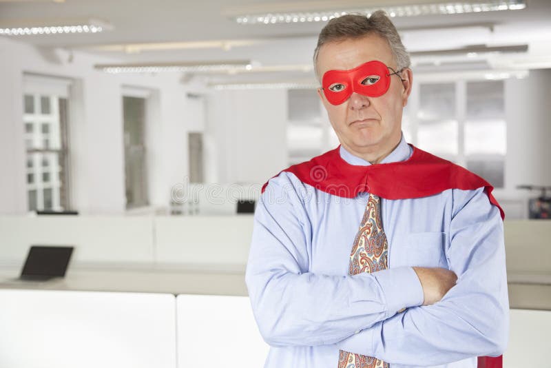 Retrato del hombre de negocios serio en traje del super héroe en oficina imagen de archivo libre de regalías Retrato del hombre de negocios serio en traje del super héroe en oficina imagen de archivo libre de regalías