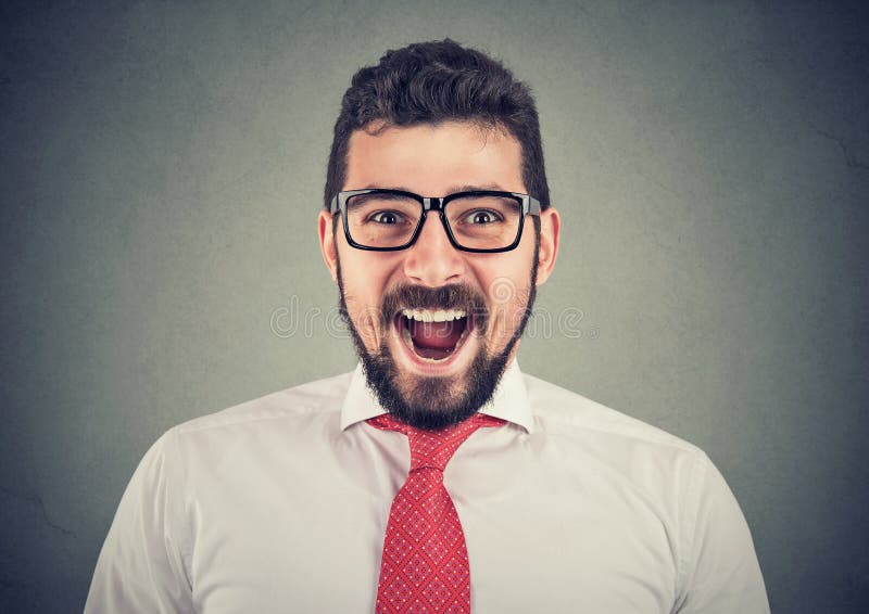 Retrato del hombre de negocios sorprendido emocionado estupendo imágenes de archivo libres de regalías Retrato del hombre de negocios sorprendido emocionado estupendo imágenes de archivo libres de regalías