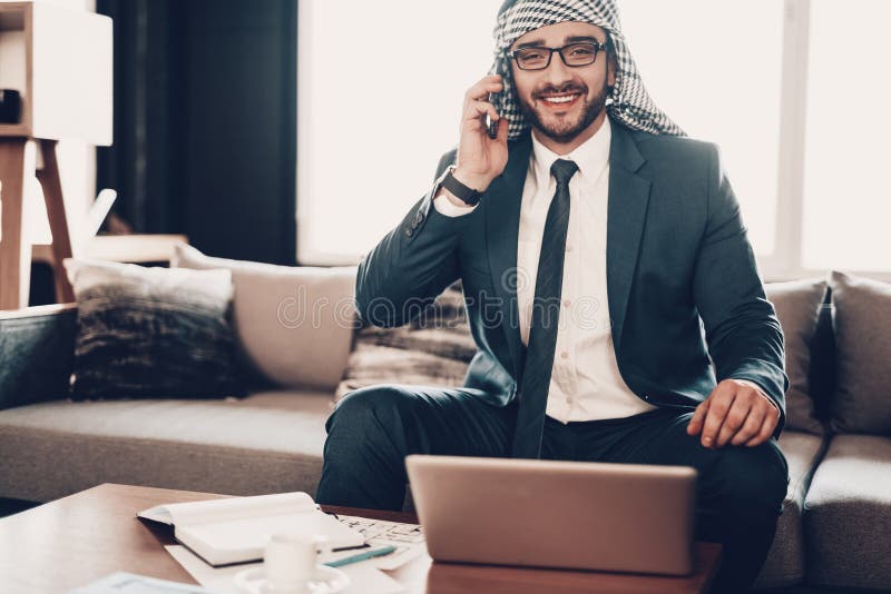 Retrato del hombre de negocios árabe que habla en el teléfono fotografía de archivo