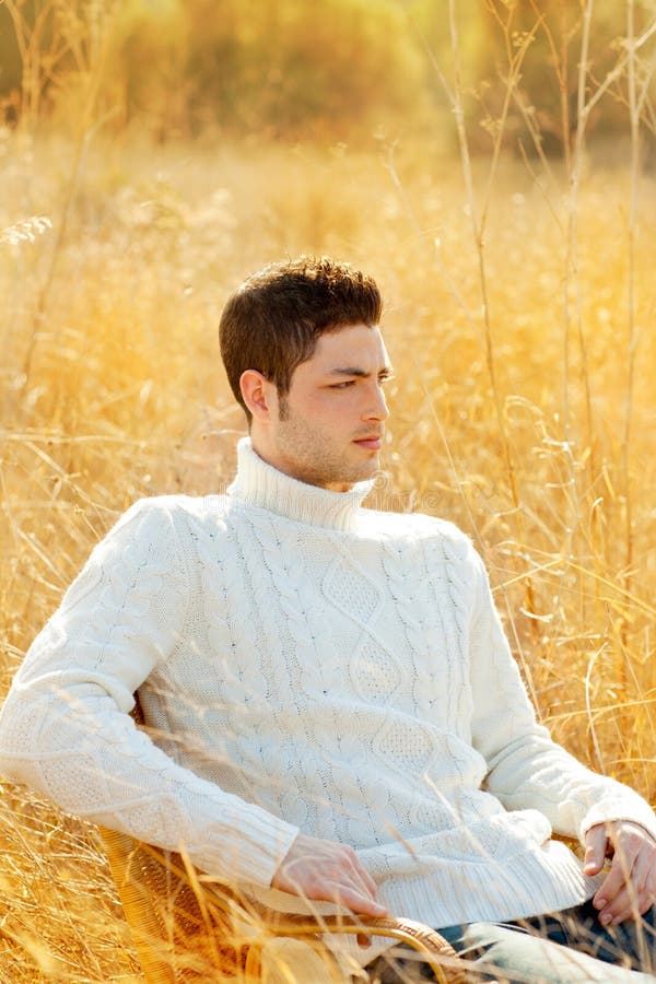 Ropa De Moda Del Otoño Del Hombre Que Lleva Joven Imagen de archivo -  Imagen de mirada, parque: 40823821