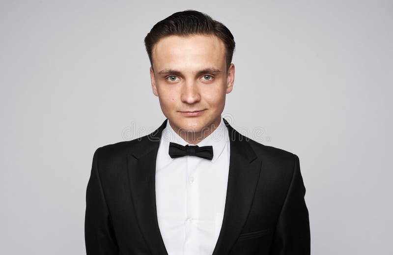 Retrato del hombre elegante hermoso en traje negro elegante imagen de archivo Retrato del hombre elegante hermoso en traje negro elegante imagen de archivo