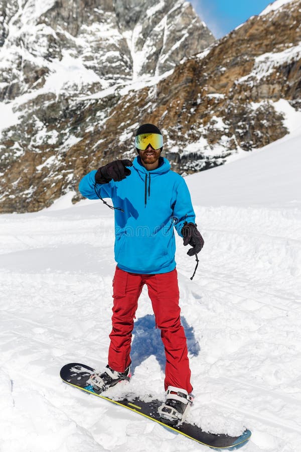 Gafas de esquí de un hombre con el reflejo de las montañas fondo de  montañas nevadas ia generativa
