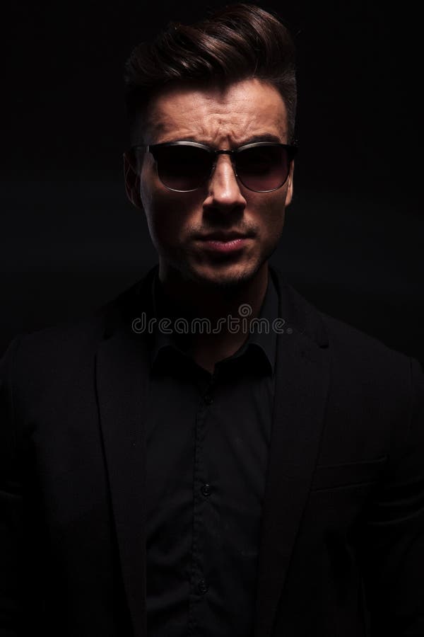 Retrato Hombre Hermoso De La Moda Con El Traje Y Las Gafas Sol Negros Imagen de archivo - de camisa: 114467239