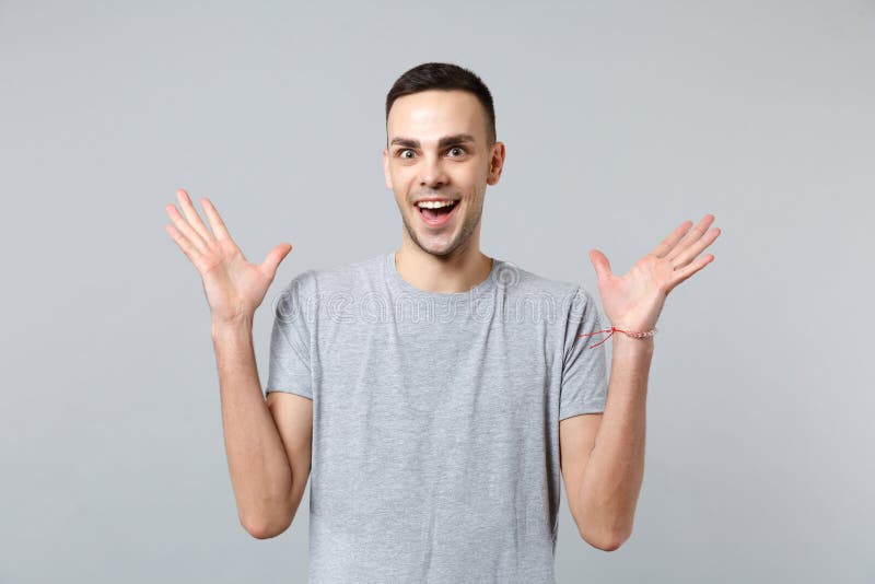 Retrato del hombre joven divertido emocionado en la ropa casual que mantiene la boca manos abiertas, de extensiones aisladas en l fotografía de archivo Retrato del hombre joven divertido emocionado en la ropa casual que mantiene la boca manos abiertas, de extensiones aisladas en l fotografía de archivo