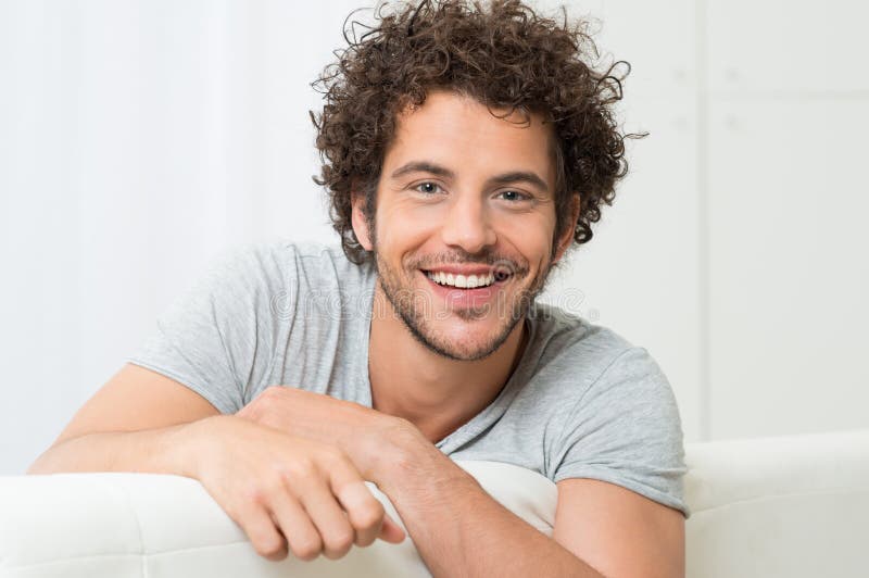 Retrato del hombre joven sonriente fotografía de archivo libre de regalías