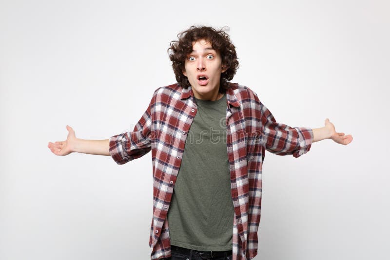 Retrato del hombre joven sorprendente chocado en la ropa casual que mantiene la boca manos abiertas, de extensiones aisladas en l foto de archivo libre de regalías Retrato del hombre joven sorprendente chocado en la ropa casual que mantiene la boca manos abiertas, de extensiones aisladas en l foto de archivo libre de regalías