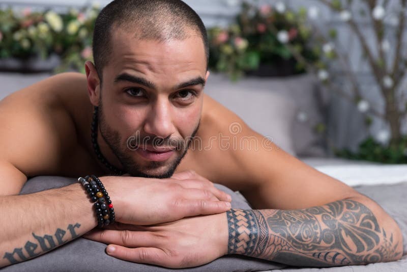 Retrato del hombre musulmán barbudo con el pecho desnudo y con tatuado fotografía de archivo Retrato del hombre musulmán barbudo con el pecho desnudo y con tatuado fotografía de archivo