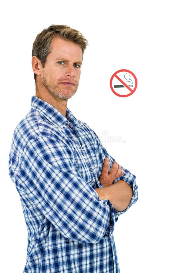 Retrato del hombre serio con la muestra de no fumadores fotos de archivo Retrato del hombre serio con la muestra de no fumadores fotos de archivo