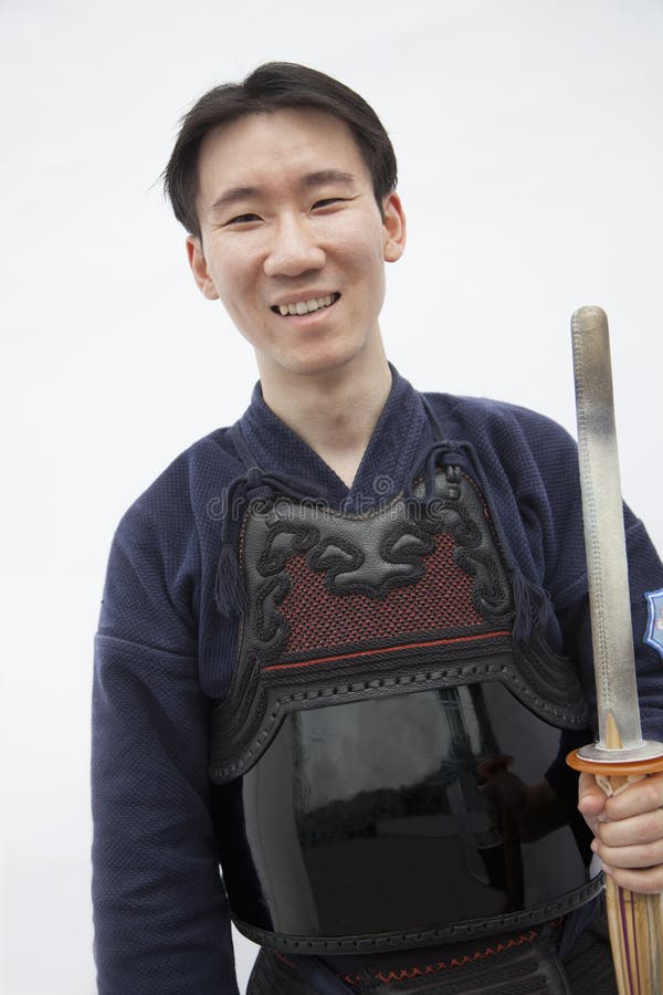 Retrato Del Hombre Sonriente Joven En La Ropa Japonesa Tradicional Que  Sostiene Una Espada, Tiro Del Estudio Foto de archivo - Imagen de persona,  mirando: 33399554