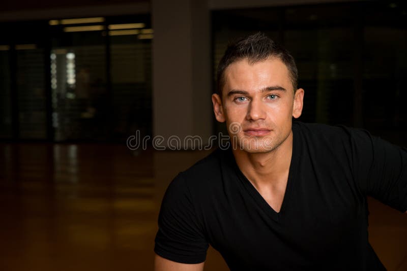 Retrato del hombres felices mientras que se relaja en un gimnasio foto de archivo libre de regalías Retrato del hombres felices mientras que se relaja en un gimnasio foto de archivo libre de regalías