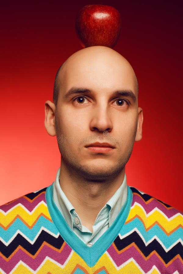 Retrato del individuo divertido del estudiante con la presentación temerosa del vistazo fotos de archivo