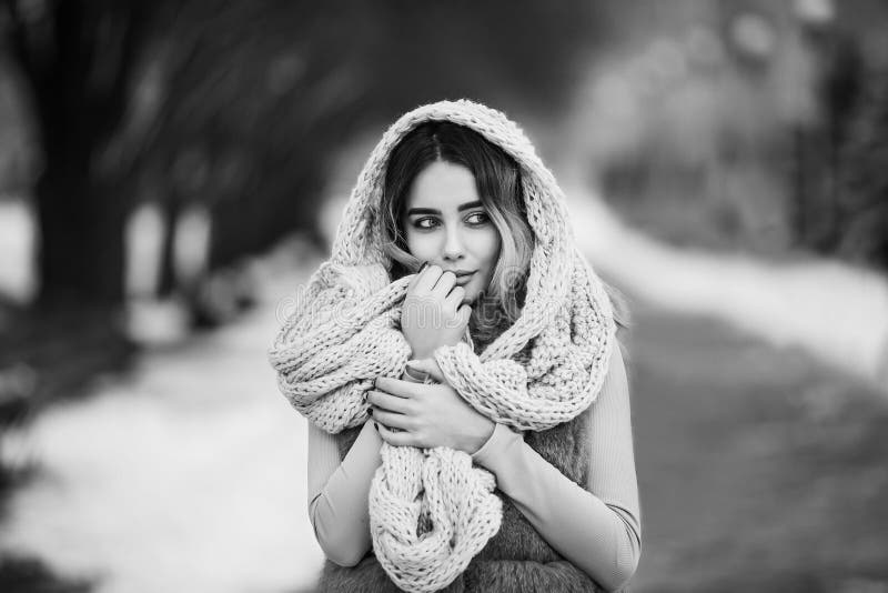 Retrato del invierno: Mujer bonita joven vestida en ropa de lana caliente, bufanda y cabeza cubierta planteando el exterior fotos de archivo libres de regalías Retrato del invierno: Mujer bonita joven vestida en ropa de lana caliente, bufanda y cabeza cubierta planteando el exterior fotos de archivo libres de regalías