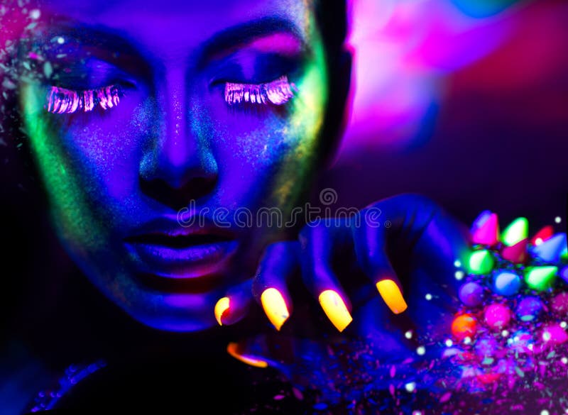 Retrato del modelo de la belleza con maquillaje fluorescente