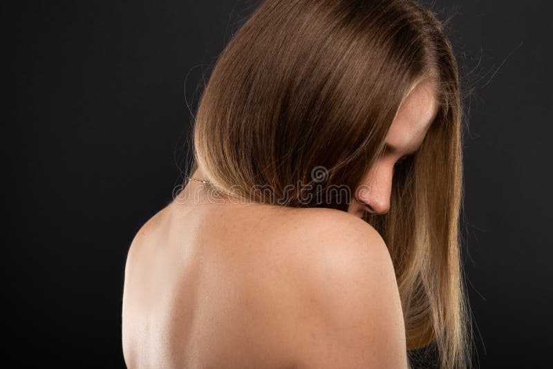 Retrato del modelo femenino hermoso con la parte posterior del desnudo foto de archivo libre de regalías Retrato del modelo femenino hermoso con la parte posterior del desnudo foto de archivo libre de regalías