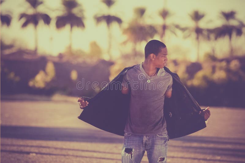 Retrato del modelo masculino joven hermoso fotografía de archivo Retrato del modelo masculino joven hermoso fotografía de archivo