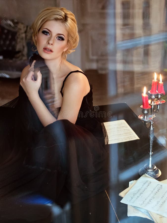 Retrato del muchachas sensuales muy hermosas rubias con hielo ahumado imagen de archivo libre de regalías Retrato del muchachas sensuales muy hermosas rubias con hielo ahumado imagen de archivo libre de regalías