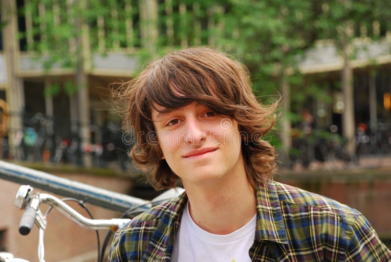 Retrato del muchacho, 16 años del adolescente con el pelo largo