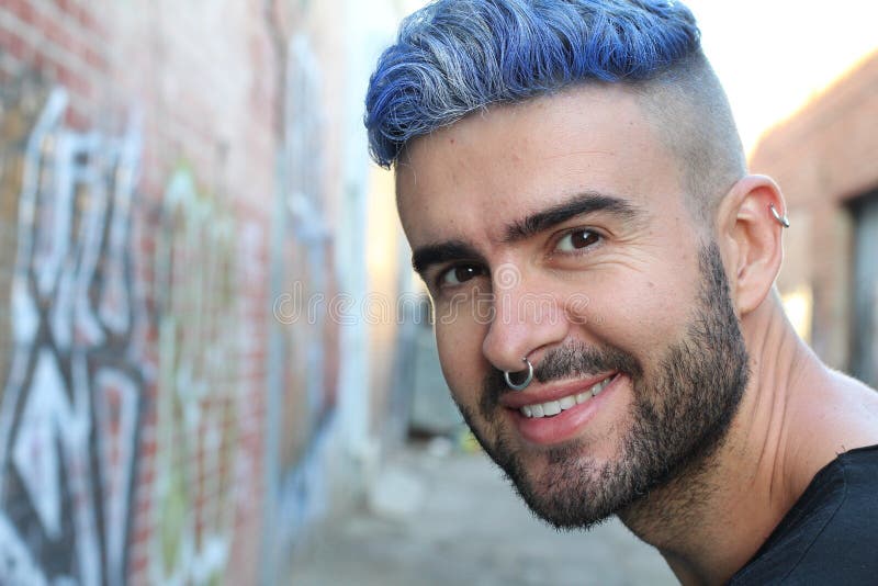 Retrato del muchacho elegante del bluehead hermoso joven con la sonrisa de lujo de la mirada foto de archivo libre de regalías Retrato del muchacho elegante del bluehead hermoso joven con la sonrisa de lujo de la mirada foto de archivo libre de regalías