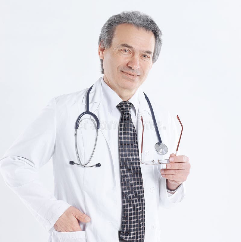 Retrato del médico maduro con la capa y el estetoscopio blancos en fondo aislado fotos de archivo Retrato del médico maduro con la capa y el estetoscopio blancos en fondo aislado fotos de archivo