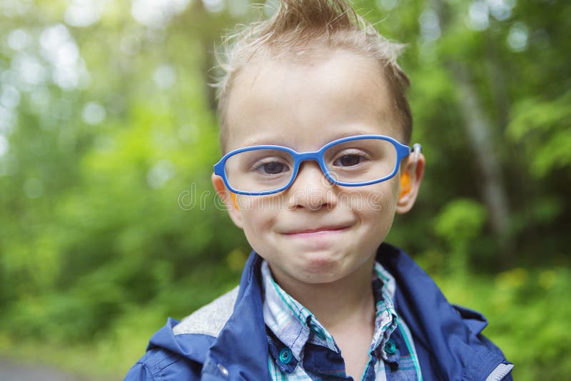 Retrato del niño lindo del niño pequeño al aire libre en foto de archivo libre de regalías Retrato del niño lindo del niño pequeño al aire libre en foto de archivo libre de regalías