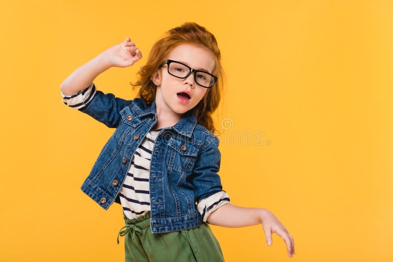 retrato del niño lindo en el baile de las lentes imagenes de archivo retrato del niño lindo en el baile de las lentes imagenes de archivo