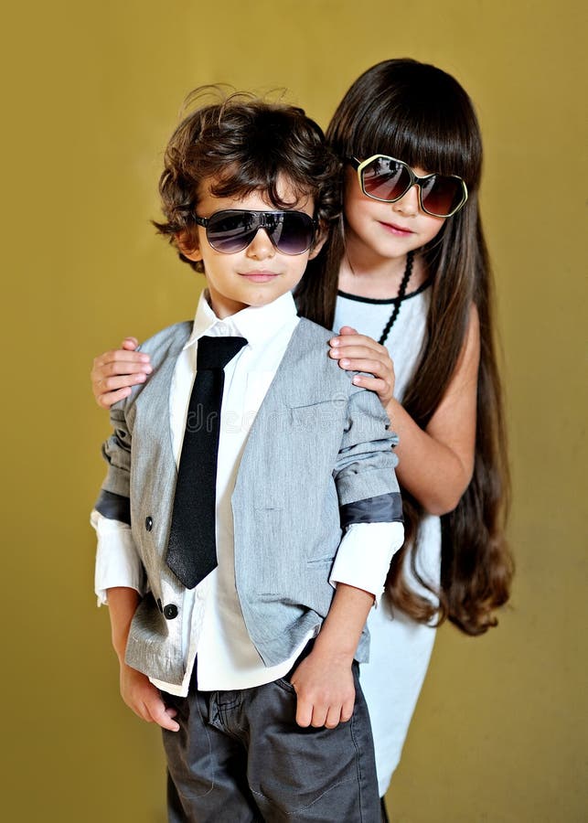 Retrato del niño pequeño y de la muchacha elegantes imagen de archivo libre de regalías Retrato del niño pequeño y de la muchacha elegantes imagen de archivo libre de regalías