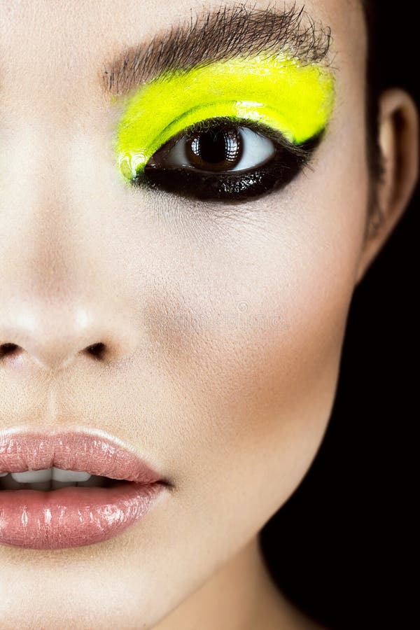 Retrato del primer de la muchacha con arte creativo del maquillaje amarillo y negro Cara de la belleza foto de archivo Retrato del primer de la muchacha con arte creativo del maquillaje amarillo y negro Cara de la belleza foto de archivo