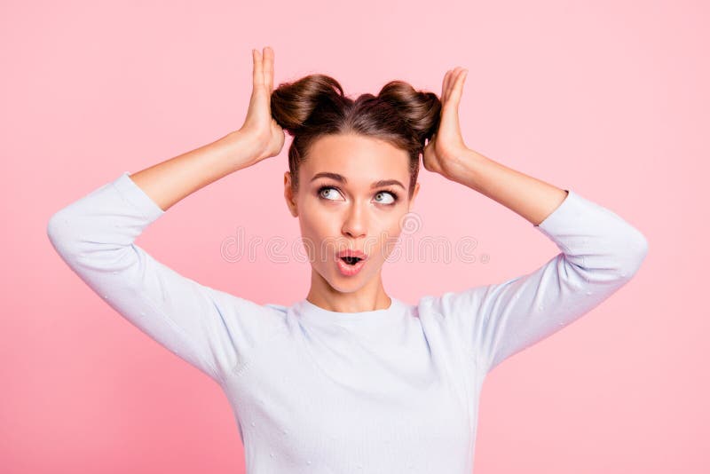 Retrato del primer de la muchacha femenina divertida positiva alegre dulce preciosa atractiva linda agradable que fija el peinado foto de archivo Retrato del primer de la muchacha femenina divertida positiva alegre dulce preciosa atractiva linda agradable que fija el peinado foto de archivo