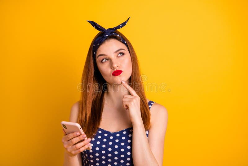 Retrato del primer de la muchacha recto-cabelluda sospechosa de niña preciosa atractiva atractiva que lleva a cabo el dispositivo imágenes de archivo libres de regalías Retrato del primer de la muchacha recto-cabelluda sospechosa de niña preciosa atractiva atractiva que lleva a cabo el dispositivo imágenes de archivo libres de regalías