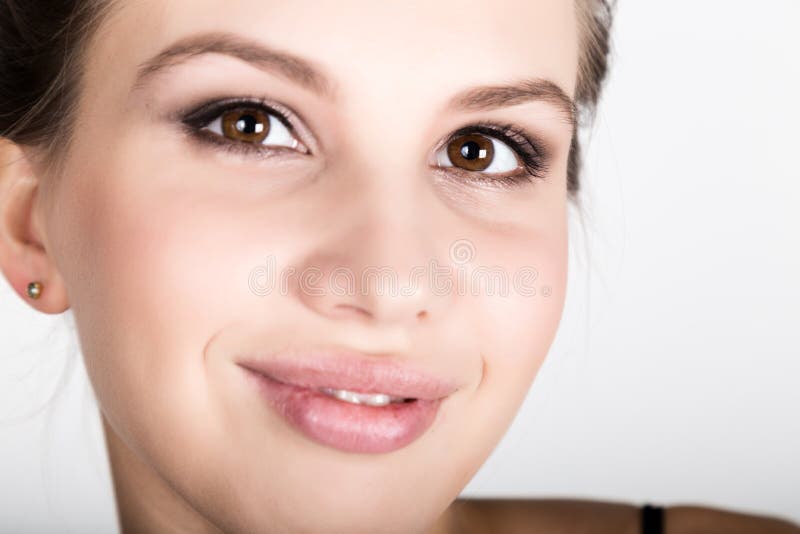 Retrato del primer de la mujer joven, ella sorprendió imagenes de archivo Retrato del primer de la mujer joven, ella sorprendió imagenes de archivo