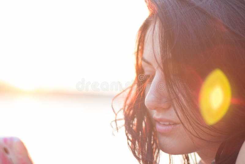 Retrato del primer de la mujer joven en la luz brillante de la puesta del sol Verano imágenes de archivo libres de regalías Retrato del primer de la mujer joven en la luz brillante de la puesta del sol Verano imágenes de archivo libres de regalías