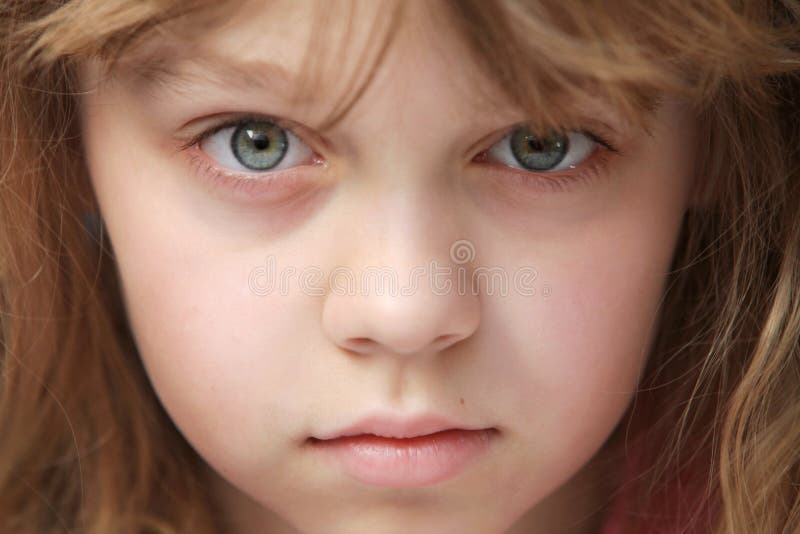 Retrato del primer de la pequeña muchacha caucásica imágenes de archivo libres de regalías