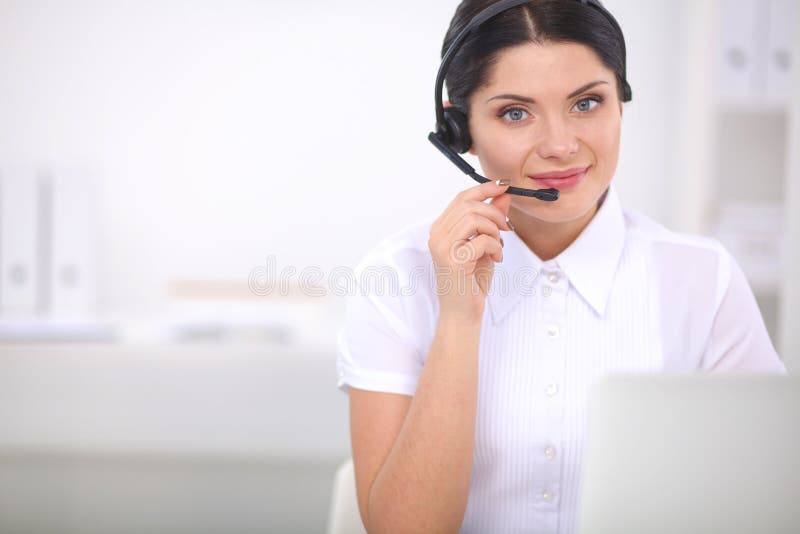 Retrato del primer de un agente del servicio de atención al cliente que se sienta en la oficina imagenes de archivo Retrato del primer de un agente del servicio de atención al cliente que se sienta en la oficina imagenes de archivo