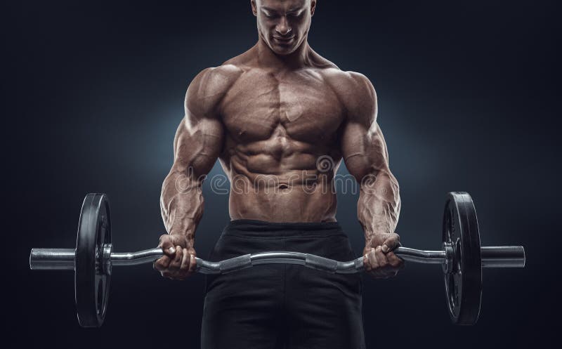 Retrato del primer de un entrenamiento muscular del hombre con el barbell en el gimnasio