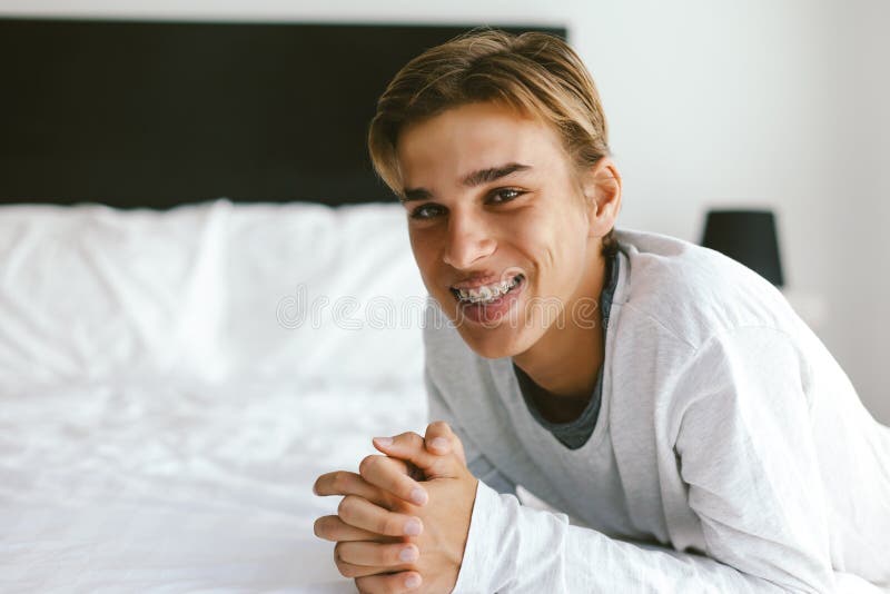 Retrato del primer de un individuo adolescente de 16 años que lleva apoyos dentales foto de archivo Retrato del primer de un individuo adolescente de 16 años que lleva apoyos dentales foto de archivo