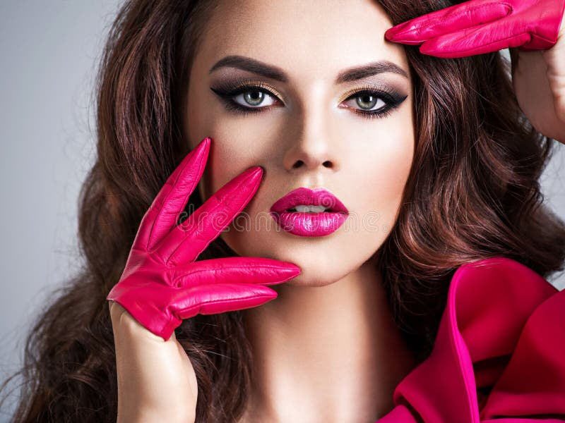 Retrato del primer de una muchacha elegante hermosa que lleva guantes rosados imagenes de archivo