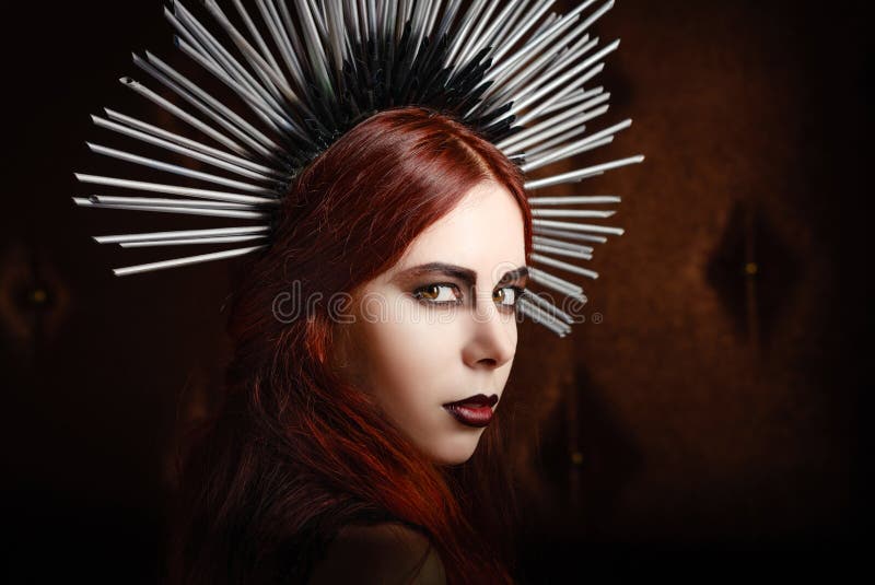 Retrato del primer del sombrero claveteado que lleva de la muchacha gótica linda imágenes de archivo libres de regalías Retrato del primer del sombrero claveteado que lleva de la muchacha gótica linda imágenes de archivo libres de regalías
