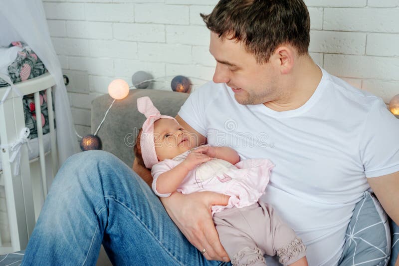 Retrato del primer del padre joven feliz que abraza y que besa a su niño recién nacido adorable dulce Concepto de familia feliz foto de archivo Retrato del primer del padre joven feliz que abraza y que besa a su niño recién nacido adorable dulce Concepto de familia feliz foto de archivo