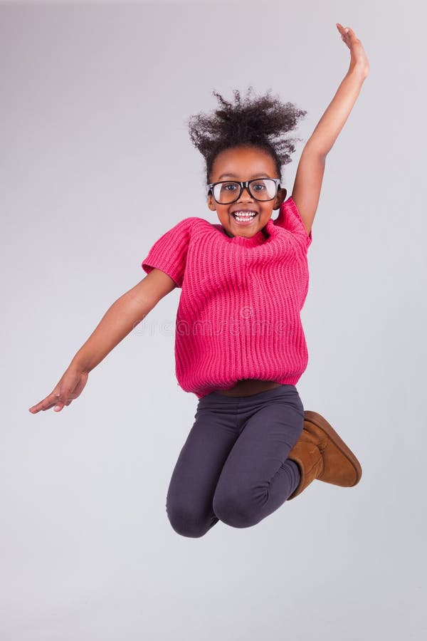 Retrato del salto joven de la muchacha del afroamericano