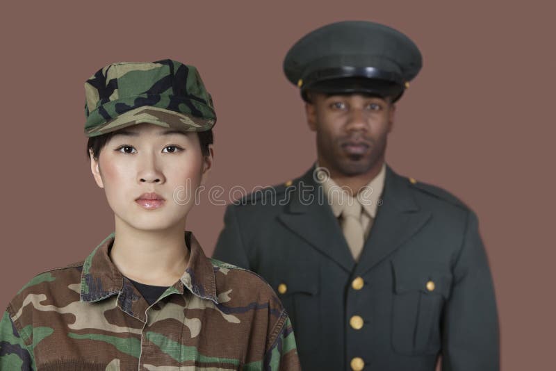 Retrato del soldado joven de los E.E.U.U. Marine Corps de la hembra con el oficial de sexo masculino en fondo fotografía de archivo libre de regalías Retrato del soldado joven de los E.E.U.U. Marine Corps de la hembra con el oficial de sexo masculino en fondo fotografía de archivo libre de regalías