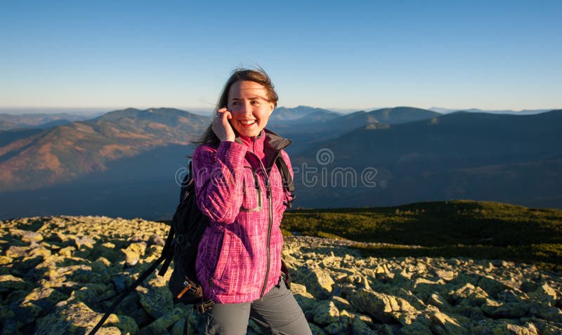 Retrato del teléfono celular del backpacker que habla femenino lindo joven fotos de archivo Retrato del teléfono celular del backpacker que habla femenino lindo joven fotos de archivo