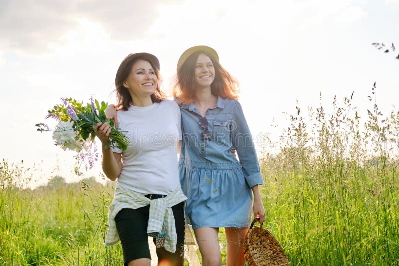 Retrato del verano de la madre y de la hija felices en la naturaleza en el prado imagen de archivo libre de regalías Retrato del verano de la madre y de la hija felices en la naturaleza en el prado imagen de archivo libre de regalías