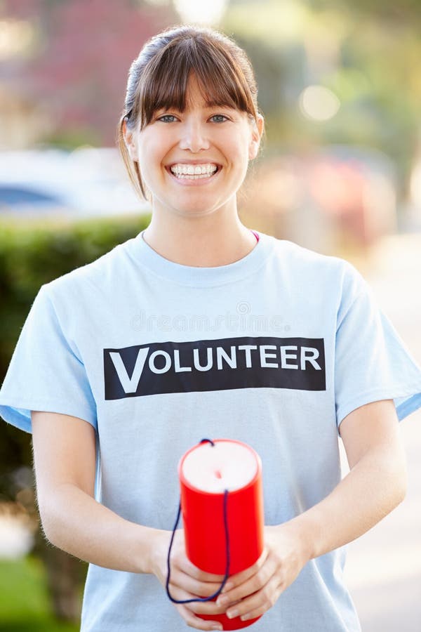 Retrato del voluntario de la caridad en la calle con lata de la colección