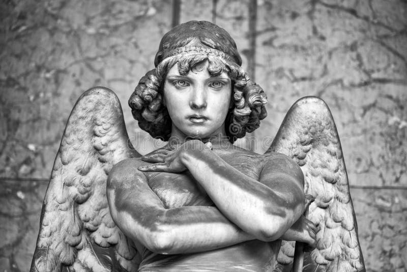 Retrato del ángel cariñoso en el mármol, cementerio monumental de Génova, Italia, uno de los cementerios monumentales más importa