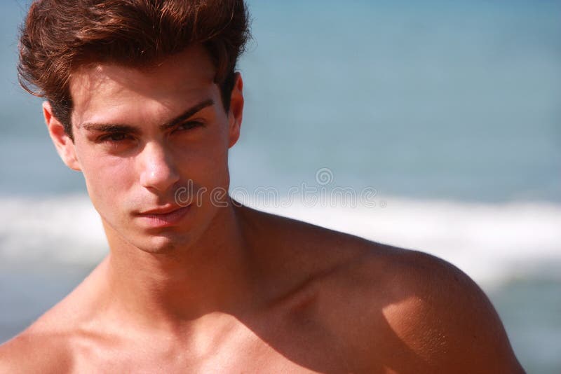 Retrato descamisado bonito e muscular do homem novo fotografia de stock Retrato descamisado bonito e muscular do homem novo fotografia de stock